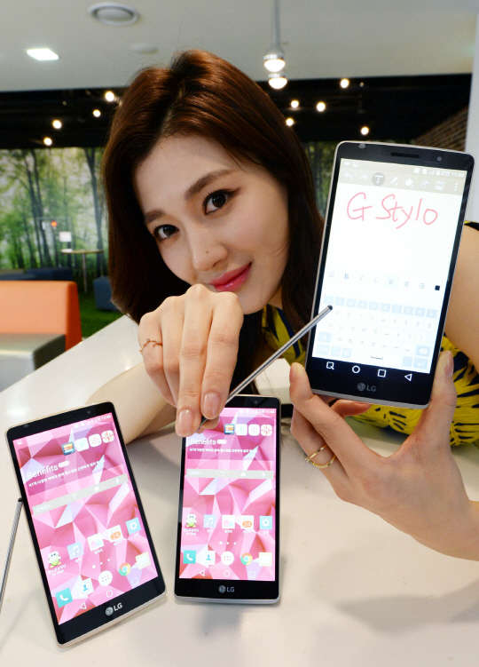 LG전자는 50만원대 보급형 스마트폰 'G스타일로'를 24일 KT전용으로 출시한다. LG전자 모델이 제품을 들어보이고 있다. <LG전자 제공>